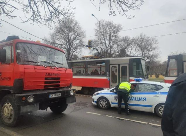 Опасен инцидент с автобус в центъра на София, ето какво се случва СНИМКИ