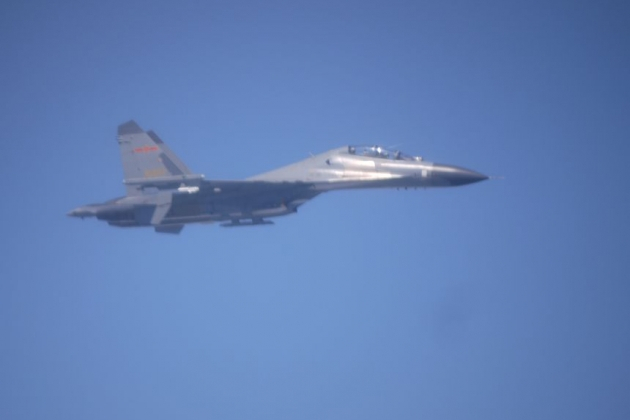 Изтребител J-11 на китайските ВВС преследва US самолет на разстояние само 40 метра
