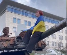 „Птичката“ от „Азовстал“ се метна на руски танк и… ВИДЕО 