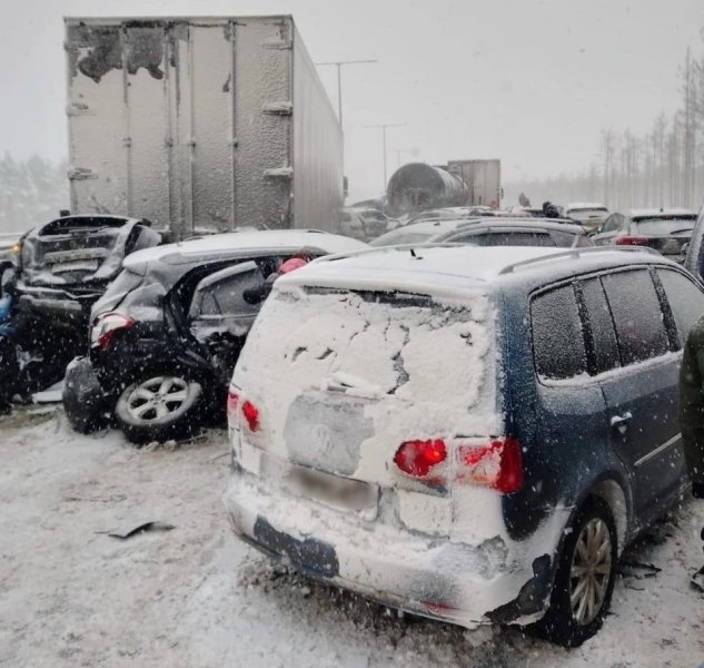 Брутално меле с 42 коли блокира пътя за Москва, има загинал ВИДЕО 