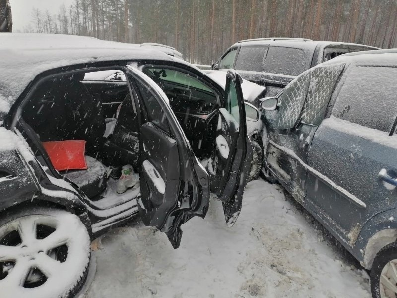 Брутално меле с 42 коли блокира пътя за Москва, има загинал ВИДЕО 