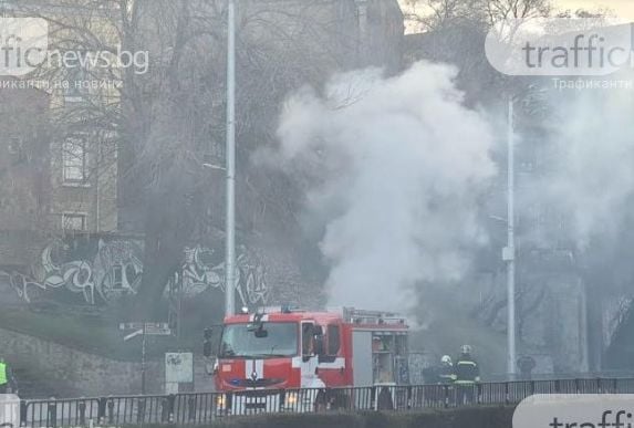 Кола избухна в пламъци в час пик в Пловдив СНИМКИ