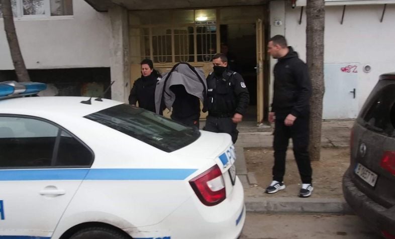 Невиждан екшън в Димитровград: Учител се барикадира в дома си, стреля по полицаи, а кметът...