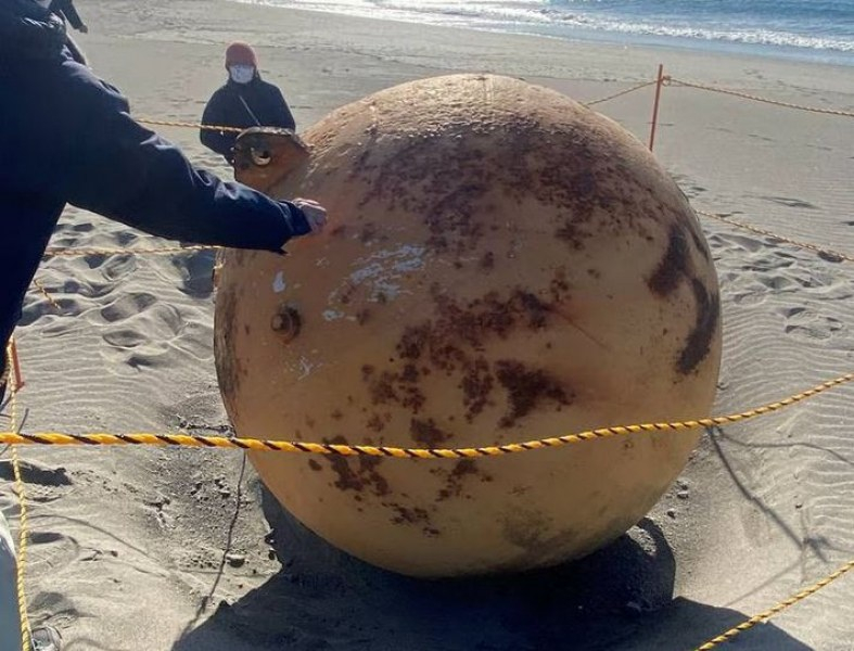 Разбули се мистерията около огромната топка на брега на Япония