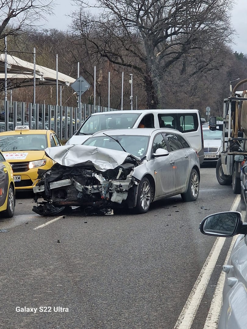 Страшно меле с лек автомобил и линейка в София СНИМКИ