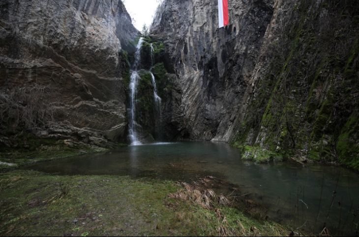 Уникална гледка на водопад Котлите СНИМКИ