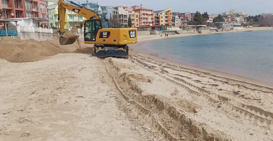 Погнаха концесионера за разкопаването на плажа в Равда 