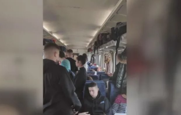 Пълен абсурд и гавра: Влакът Варна-София се превърна в градски автобус ВИДЕО