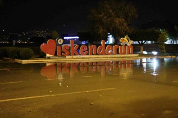 Цунами удари голям турски град след вчерашния трус в Хатай ВИДЕО