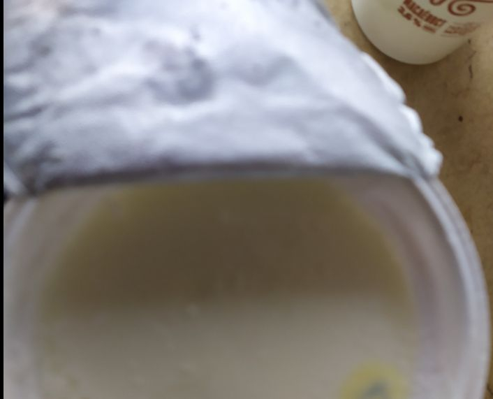 Изненада: Софиянец се оплака от кисело мляко с плесен, но мрежата го попиля СНИМКИ
