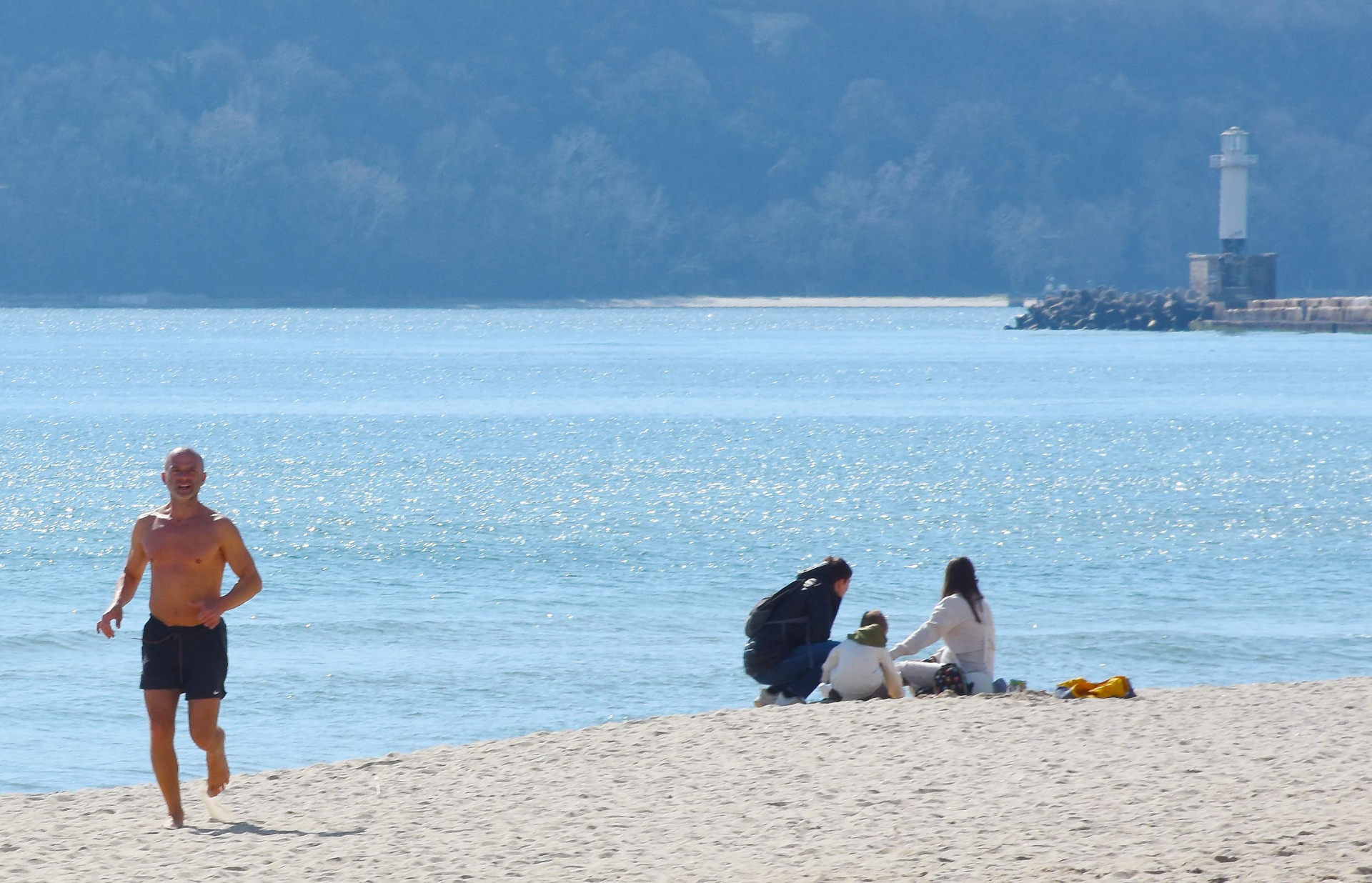 Лятото дойде във Варна и тези СНИМКИ от плажа го доказват 