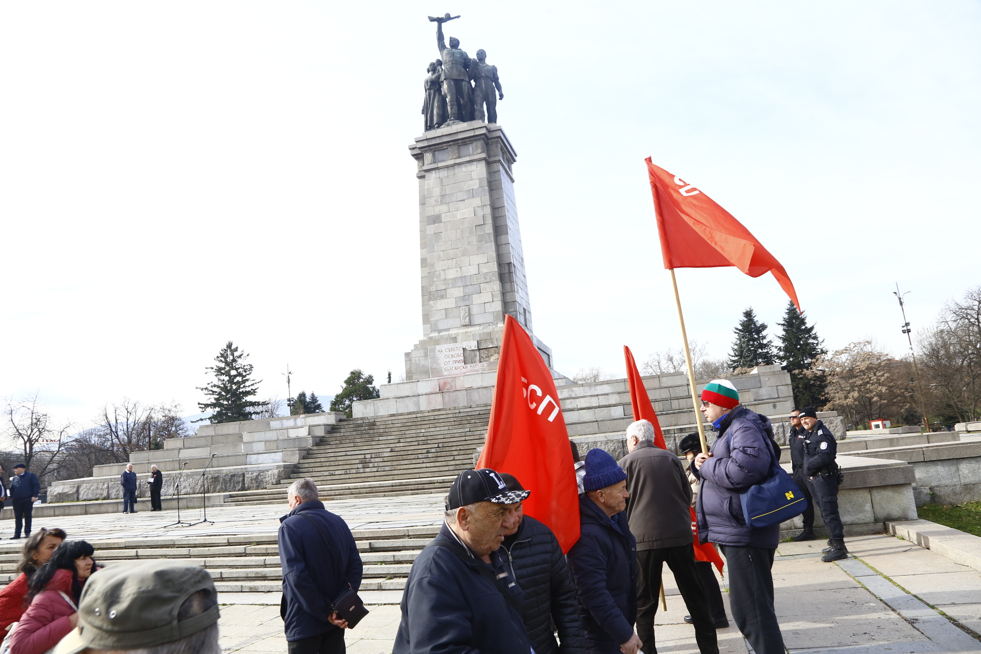 Хора се стичат да бранят Паметника на Съветската армия, гъмжи от полиция СНИМКИ