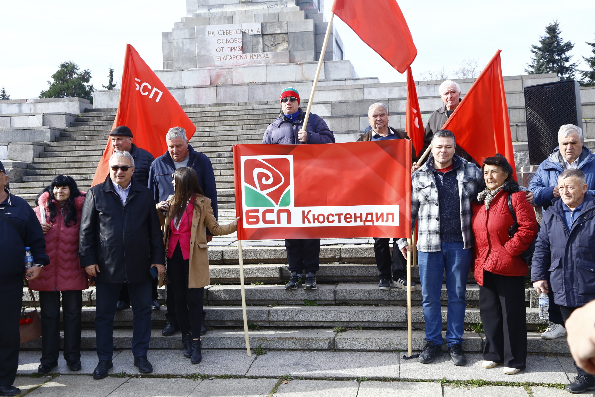 Хора се стичат да бранят Паметника на Съветската армия, гъмжи от полиция СНИМКИ