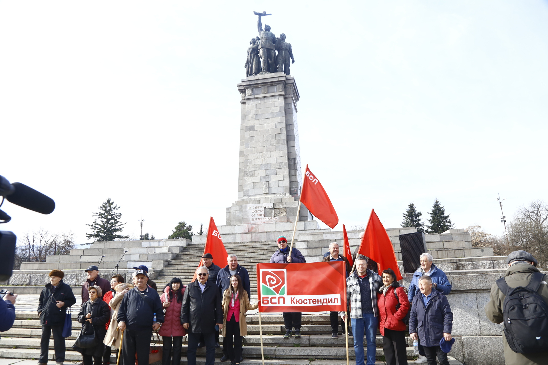 Хора се стичат да бранят Паметника на Съветската армия, гъмжи от полиция СНИМКИ