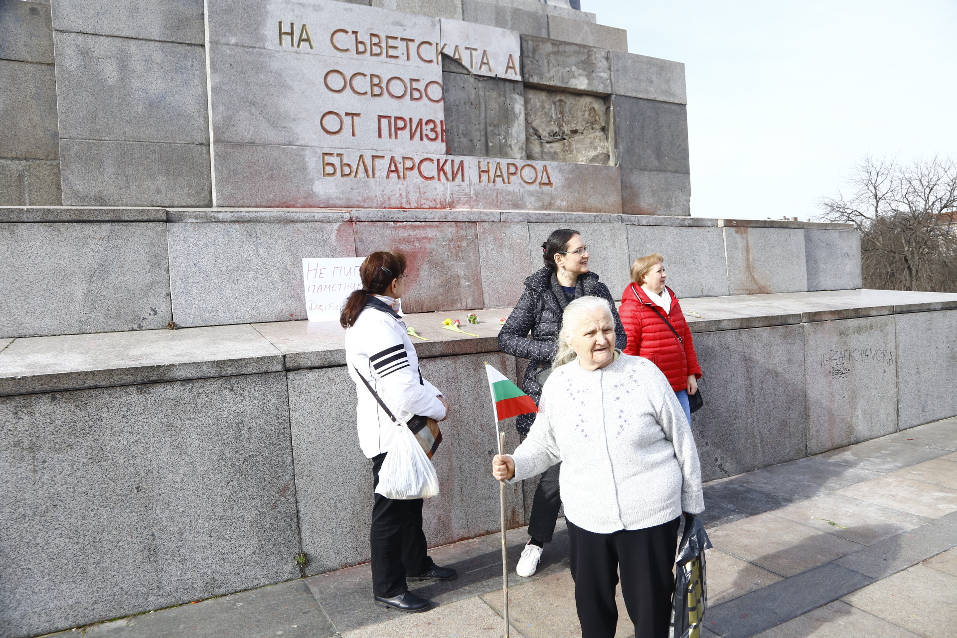 Хора се стичат да бранят Паметника на Съветската армия, гъмжи от полиция СНИМКИ