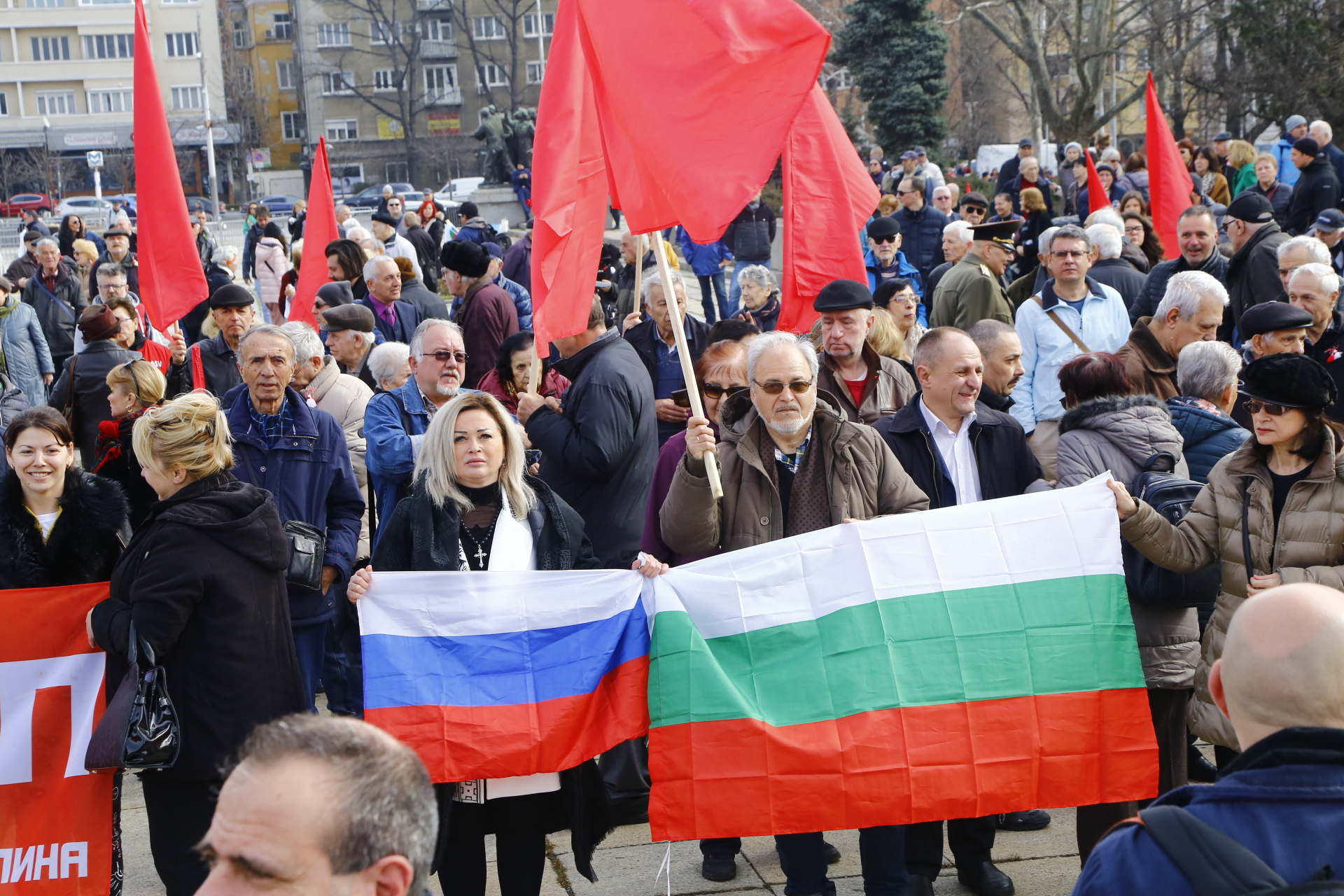 Хора се стичат да бранят Паметника на Съветската армия, гъмжи от полиция СНИМКИ