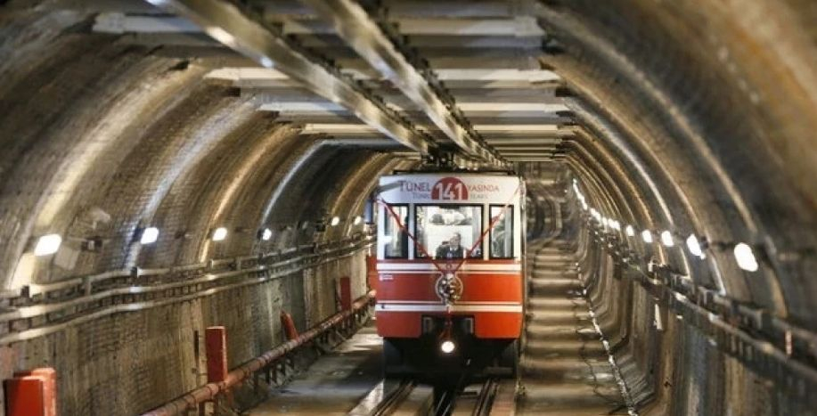 В Истанбул изтръпнаха! Откриха пукнатини в 148-годишното метро СНИМКИ