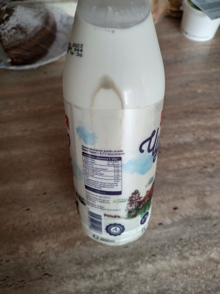 Клиент си купи прясно мляко от "Метро" и изпадна в потрес: Гнусно... или нормално?! СНИМКИ