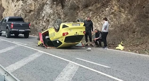 Таксиджия преживя страшен кошмар край Змейово СНИМКА