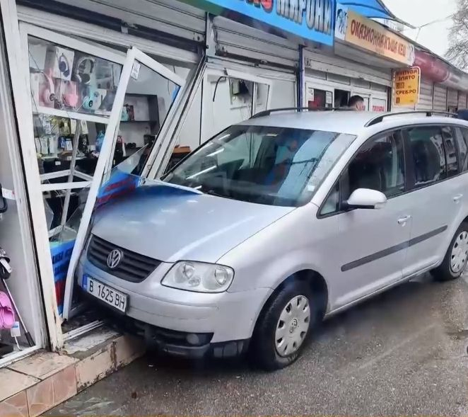 Кола се вряза в магазин на оживен пазар във Варна ВИДЕО