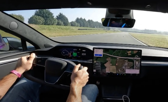 Почувствайте от първо лице как Tesla S Plaid ускорява до 350 км/ч ВИДЕО