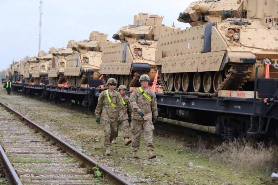 ВИДЕО от войната: Огромен конвой от бронирани машини на НАТО край Бахмут 