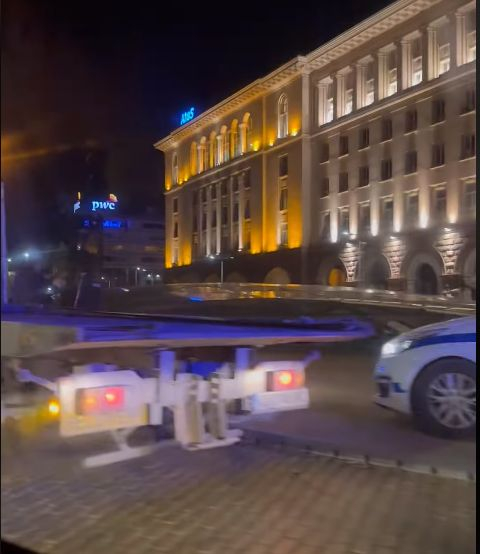 Извънредна ситуация посред нощ на жълтите павета в София ВИДЕО