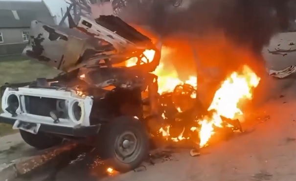 ВИДЕО от войната: Взривиха кола с командир на взвод на руската полиция в Скадовск