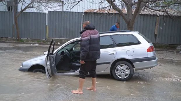 Ужас в Пловдив! Кола изчезна за секунди в улична дупка СНИМКИ