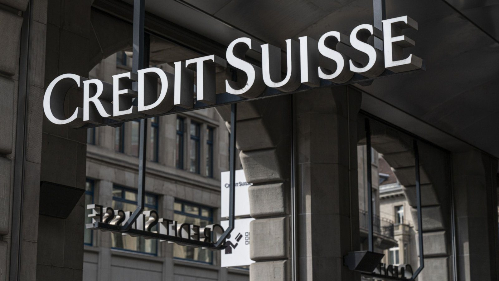 Политико: Тревожни камбани бият не само за трупа на Credit Suisse!