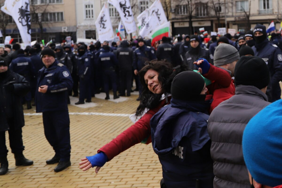 Протестиращи нападнаха майка с деца в София, а 3 г. след това...