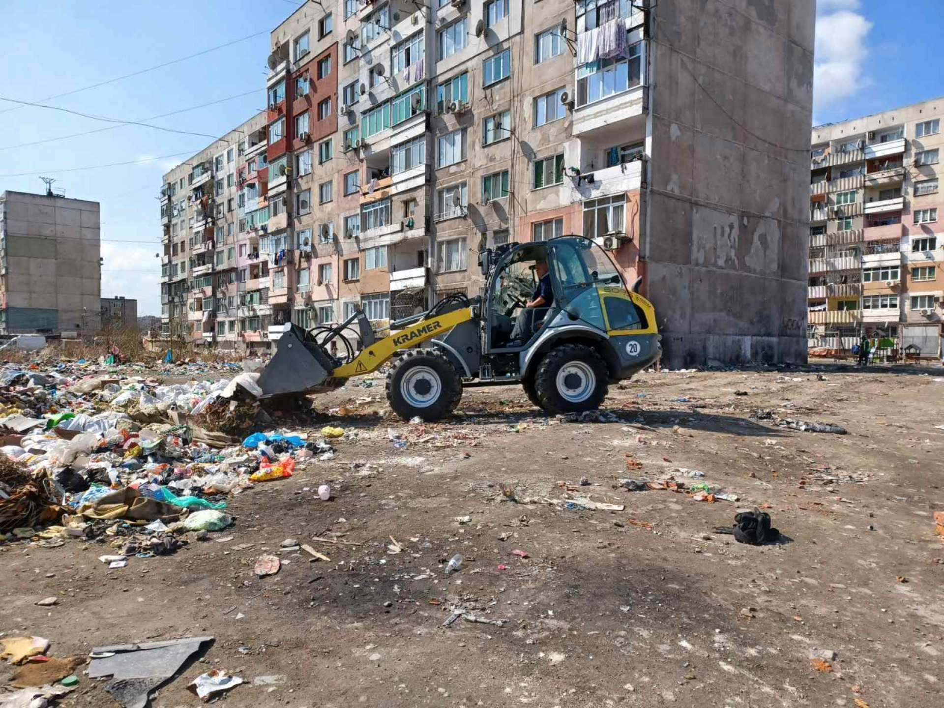 След сезиране на Гешев и проверка на ОП-Пловдив започва мащабна акция за поставяне на контейнери за смет и почистване на кв. „Столипиново“ СНИМКИ