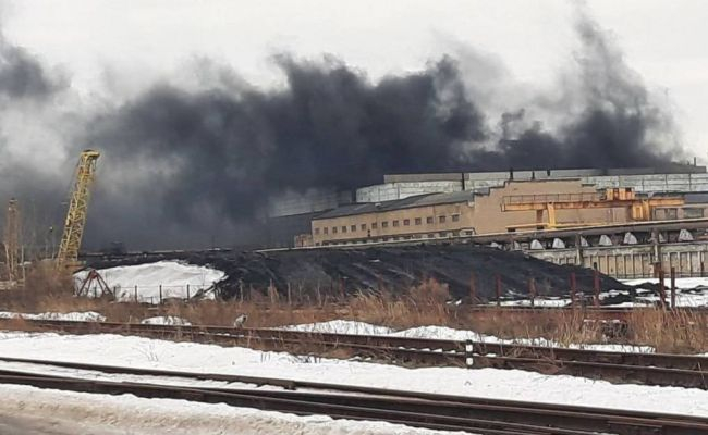Руски завод за военни части избухна в пламъци СНИМКИ 