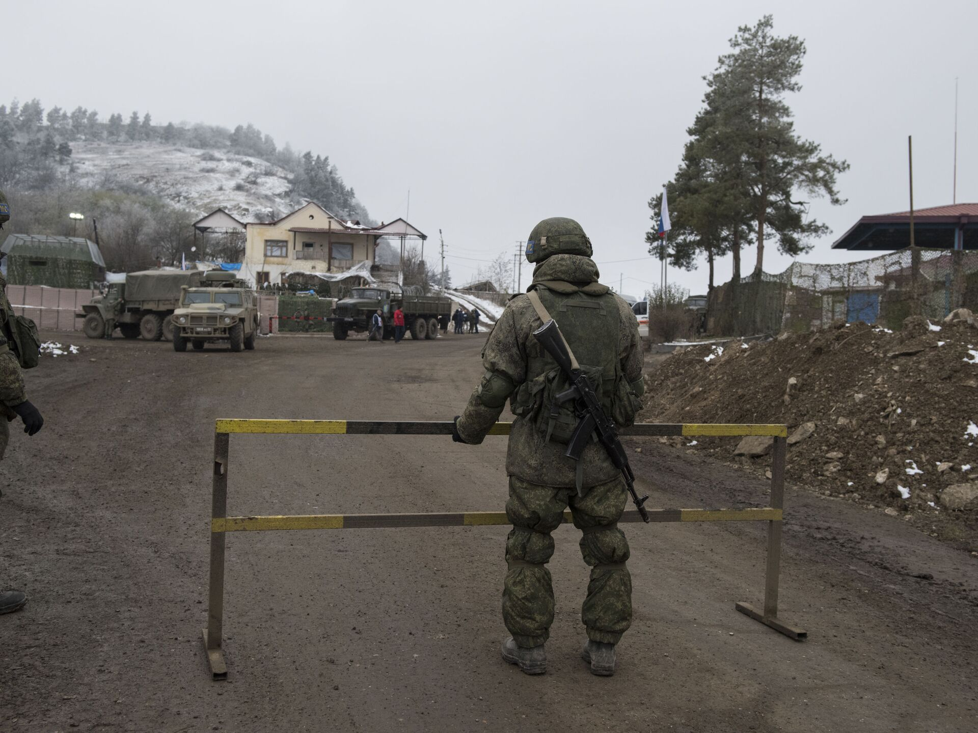 Армения трескаво прехвърля войски към границата с Азербайджан 