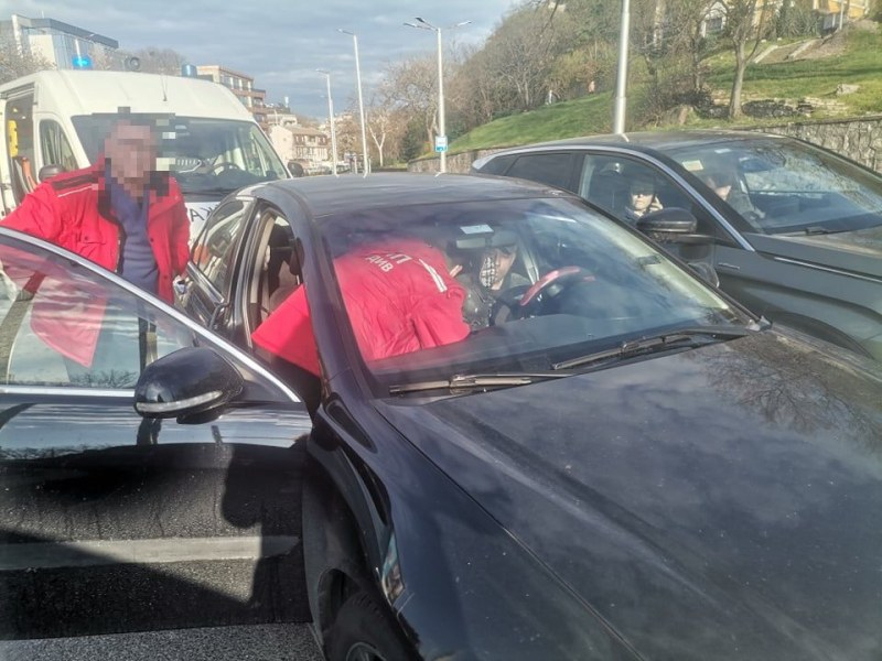 Странна работа: Шофьор откачи, блокира кръстовище в Пловдив, медици го вадят от колата СНИМКИ