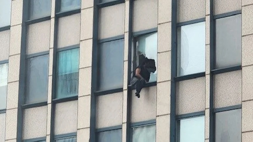 Екшън: Полицай се спусна с въже по небостъргач, за да арестува самоубиец ВИДЕО