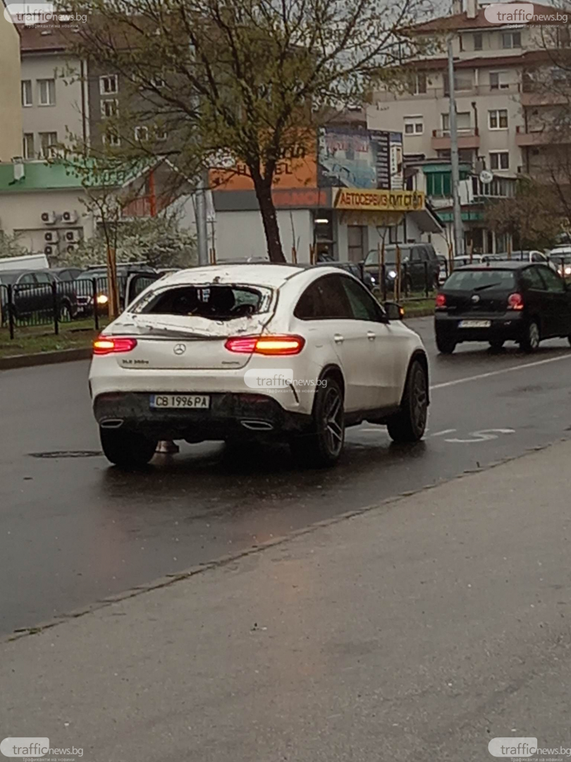 В Пловдив е страшно: Библейска буря удари града, дърво смаза джип в движение ВИДЕО