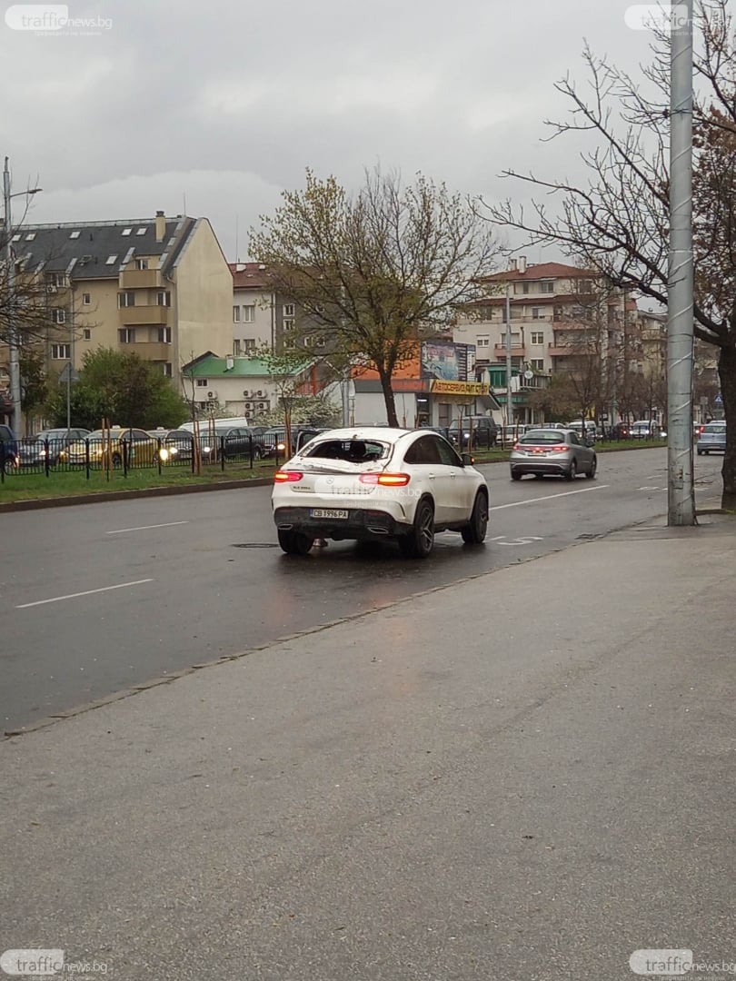 В Пловдив е страшно: Библейска буря удари града, дърво смаза джип в движение ВИДЕО