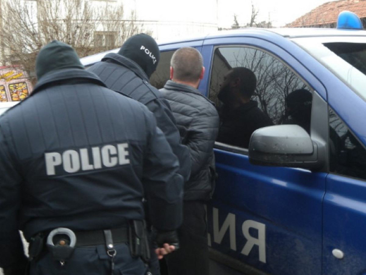 Екшън в Бургас: Охранители биха шофьор като куче, извадиха нож на случаен минувач, а накрая... 