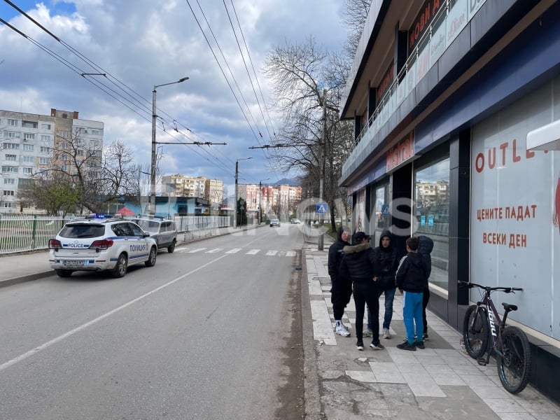 Ченгета щурмуваха магазин за втора употреба във Враца, вадят закопчани СНИМКИ 