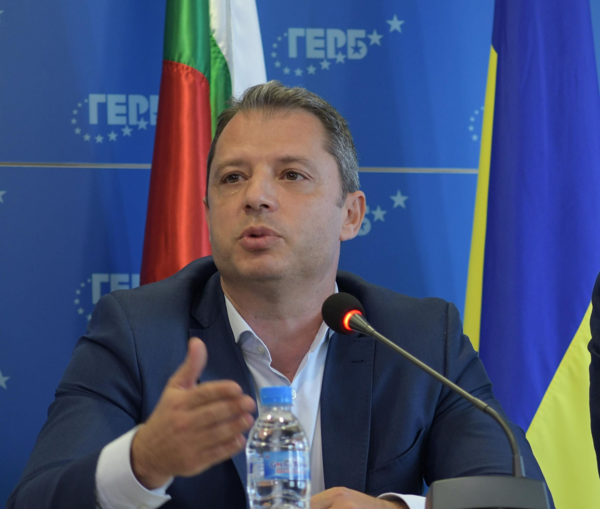 Делян Добрев показа нагледно как се е изложил Асен Василев на изборите в Хасково