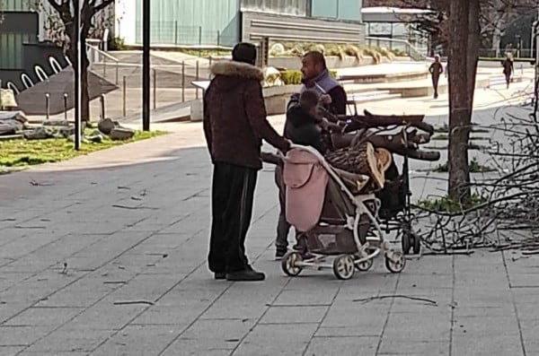 Пловдивчани гледат какво прави тази групичка на метри от пазара и не вярват на очите си СНИМКИ 