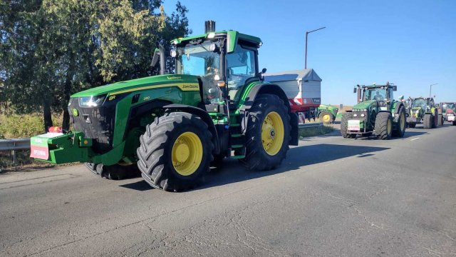 Земеделци блокират пътища заради вноса на украинско жито у нас