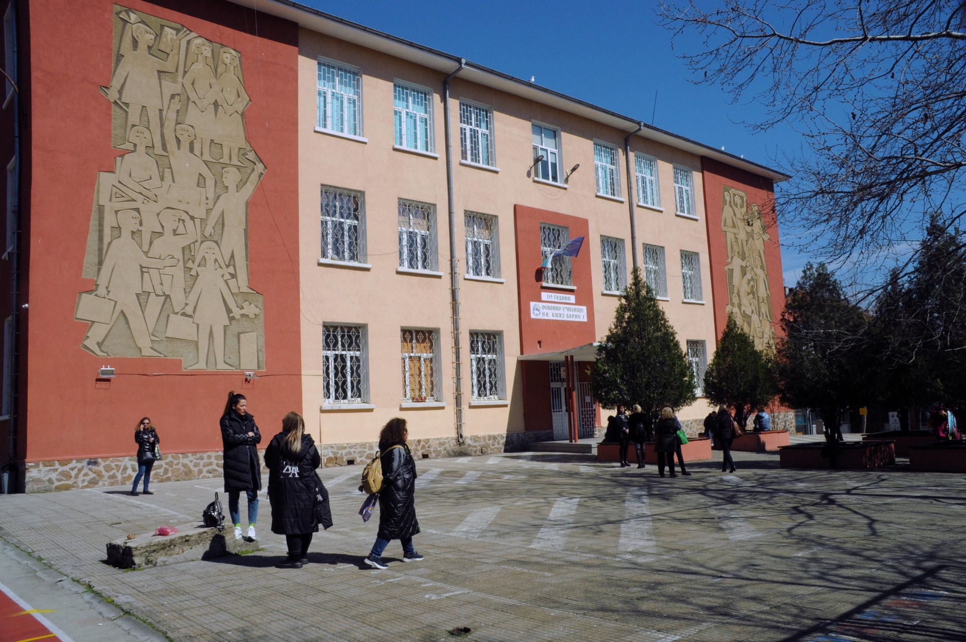 Няма край! Още училища в София и Бургас затворени заради заплахи