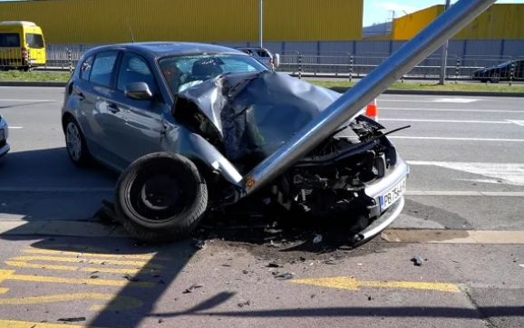 23-г. шофьорка на БМВ катастрофира зрелищно в Пловдив СНИМКИ
