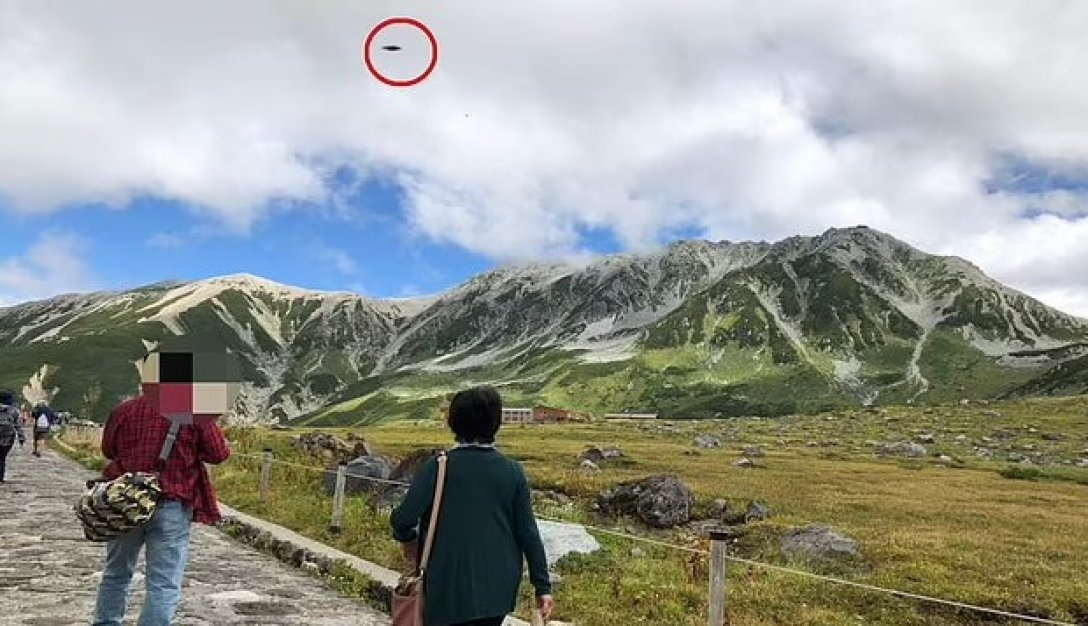 Заснеха НЛО да кръжи над мистериозна планина в Япония СНИМКИ