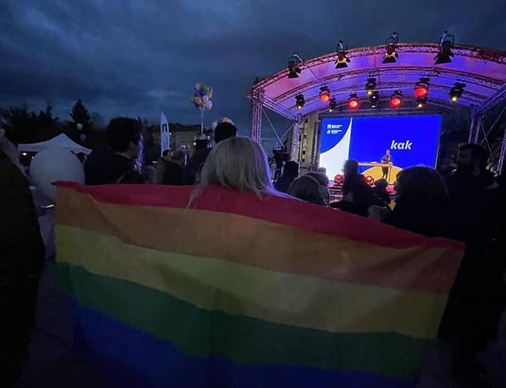Вижте ни кои сме: ПП и ДБ закриха кампанията със знамето на гейовете СНИМКИ