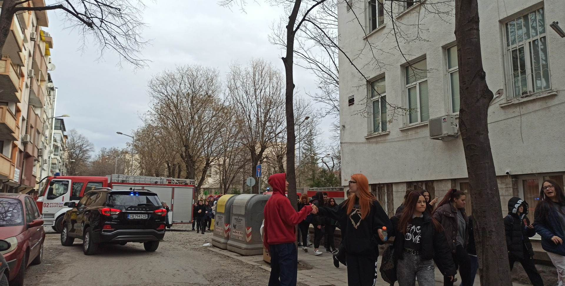 Извънредна ситуация в Бургаско училище! Евакуират децата ВИДЕО