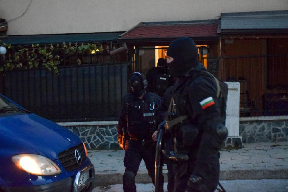 Извънредно от Бургас: Разбиха мощна международна престъпна група! Има много арестувани ВИДЕО