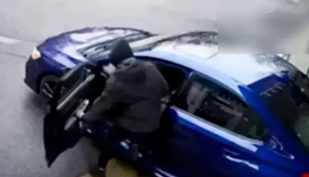 Крадци се вмъкнаха в кола, но няма да повярвате какво се случи